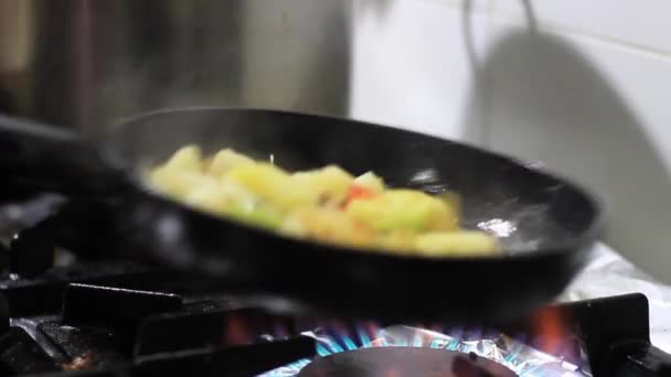 Овощи на гриле на кастрюле и пожар пламя из плиты, веганская еда — стоковое видео