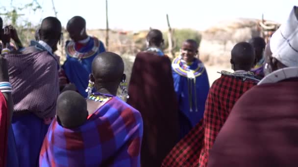 Afrikalı Masai Kabilesi Kadınları ve Bir Bebek, Yavaş Hareket 120fps — Stok video