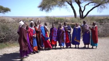 Afrikalı Masai Kabilesi Kadınları Renkli Otantik Giysiler İçinde Duruyorlar