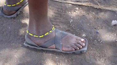 Erkek Bacağından Yapılan Ayak ve Ayakkabı Yapımı. Maasai Kabilesi, Afrika