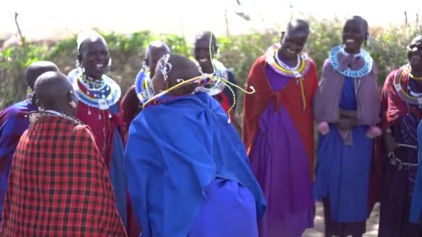 Etnische Maasai Afrikaanse stam Vrouwen Traditionele Jumping Dance, Slowmotion 120fps — Stockvideo