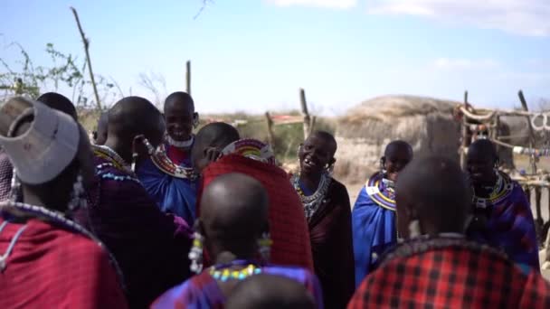 Felice tribù Maasai femminile dopo la danza di salto tradizionale, rallentamento — Video Stock