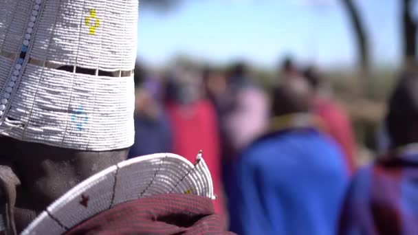 Африканські племена масаїв згуртовуються. Головний капелюх і жінка з дитиною на спині — стокове відео