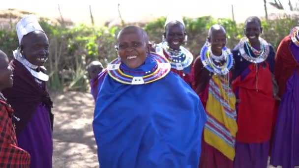Счастливые женщины африканского племени масаи в традиционном джазовом танце — стоковое видео