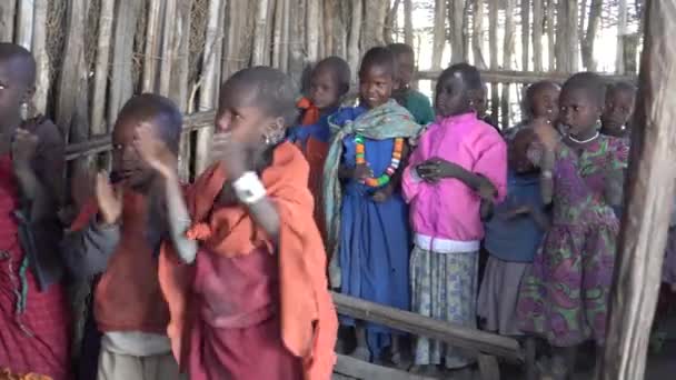 Maasai Kabilesinin Kızları ve Oğulları Hut 'ta Okul Sınıfında Şarkı Söylüyor. Afrikalı Çocuklar — Stok video