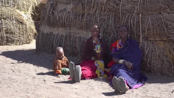 Africani Maasai tribù donne e bambini seduti a terra da capanna, la loro casa — Video Stock