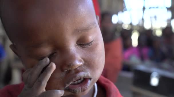 Masai Kabilesi Afrika 'dan Yakından Bir Oğlan Küçük Okul Sınıfında Gözünü Yırtıyor — Stok video