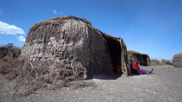 Otantik Kulübenin Önünde oturan Afrika Masai Kabilesi üyesi. Afrika — Stok video