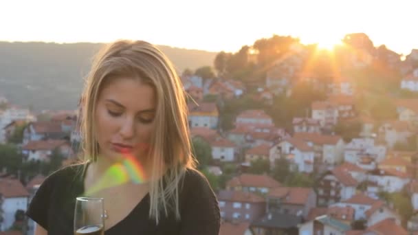 Csinos kaukázusi szőke lány lopás képernyő Smartphone Golden Hour — Stock videók