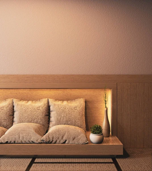 Интерьер номера Ryokan с деревянным диваном на скрытой светлой стене — стоковое фото