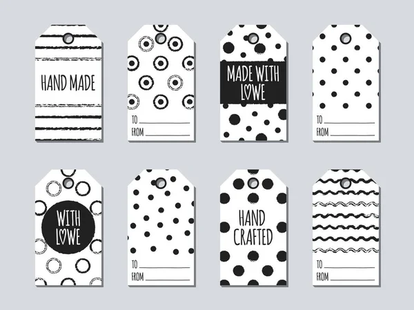 Gift tags en kaarten set met hand getrokken elementen. Collectie van handgemaakte etiketpapier in zwart-wit. Handgemaakte badge verkoop ontwerp. Prijskaartje en hobby kaart. Vectorillustratie. Handgemaakte afdrukken. — Stockvector