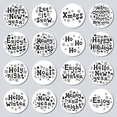 Yılbaşı yeni yıl hediye yuvarlak çıkartmaları. Xmas kümesi Etiketler. Elle çizilmiş dekoratif unsur. Tatil Noel çıkartmaları siyah beyazlı topluluğu. Doku. Vektör çizim. Yazı, kaligrafi.