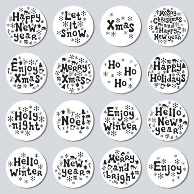 Yılbaşı yeni yıl hediye yuvarlak çıkartmaları. Xmas kümesi Etiketler. Elle çizilmiş dekoratif unsur. Tatil Noel çıkartmaları siyah beyazlı topluluğu. Doku. Vektör çizim. Yazı, kaligrafi.