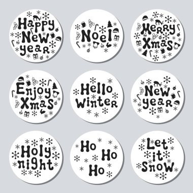 Yılbaşı yeni yıl hediye yuvarlak çıkartmaları. Xmas kümesi Etiketler. Elle çizilmiş dekoratif unsur. Tatil Noel çıkartmaları siyah beyazlı topluluğu. Doku. Vektör çizim. Yazı, kaligrafi.