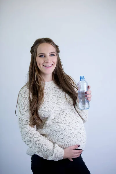 Pregnant Girl Holds Water Bottle Hand — Stock Photo, Image