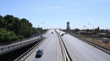 Arabalar geçiyor, köprüden bir manzara.