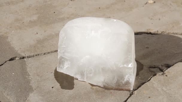 Cubo Gelo Derretendo Sol — Vídeo de Stock