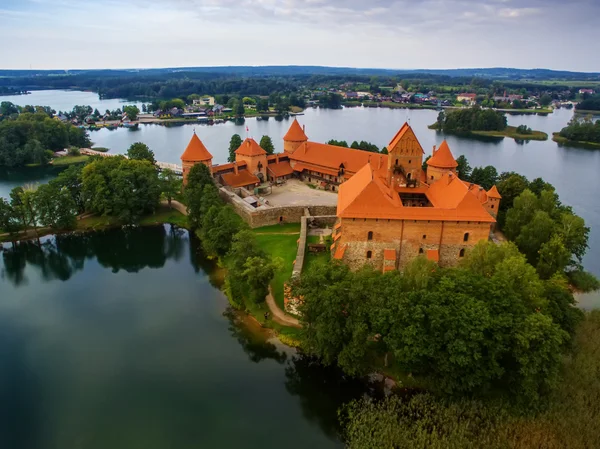 Trakai, Lituania: Castillo de la isla, vista superior UAV aérea — Foto de Stock