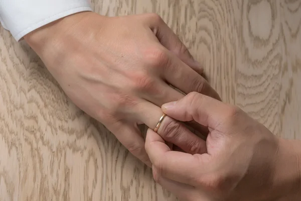 Divorce, séparation : homme enlevant la bague de mariage ou de fiançailles, vue du dessus — Photo