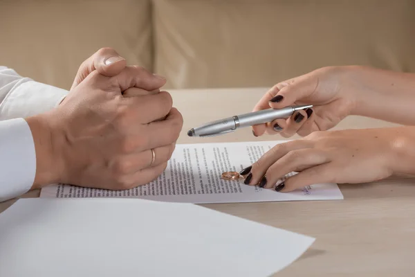 Дружина і чоловік підписують документи про розлучення, жінка повертає обручку — стокове фото