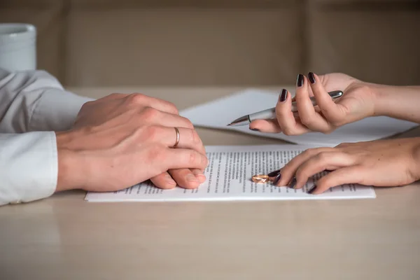 Esposa y esposo firmando documentos de divorcio, mujer regresando anillo de bodas — Foto de Stock