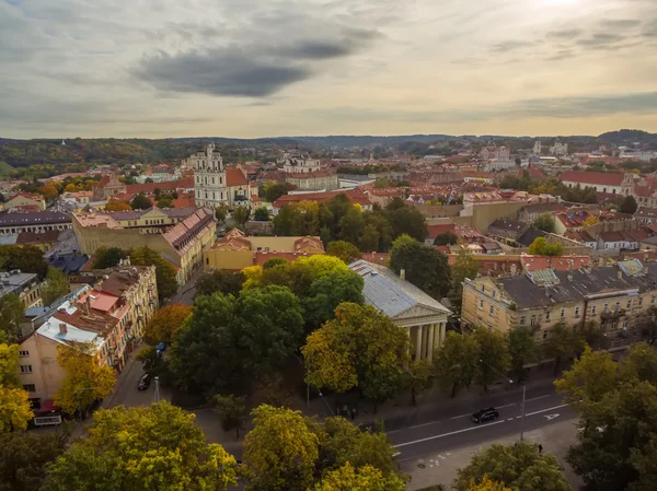 Вильнюс, Литва: воздушный вид на старый город осенью — стоковое фото
