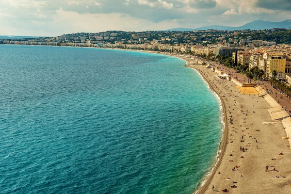 法国，尼斯︰ 顶视图的旧的小镇 andpromenade des 英国 — 图库照片