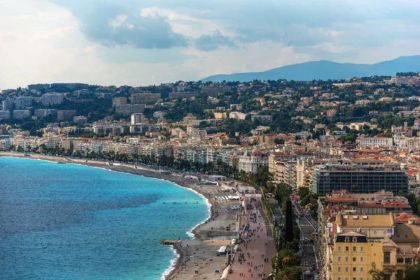 法国，尼斯︰ 顶视图的旧的小镇 andpromenade des 英国 — 图库照片