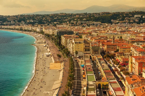 Niza, Francia: vista superior del casco antiguo yPromenade des Anglais — Foto de Stock