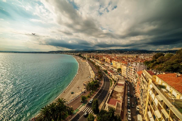 法国，尼斯︰ 顶视图的旧的小镇 andpromenade des 英国 — 图库照片