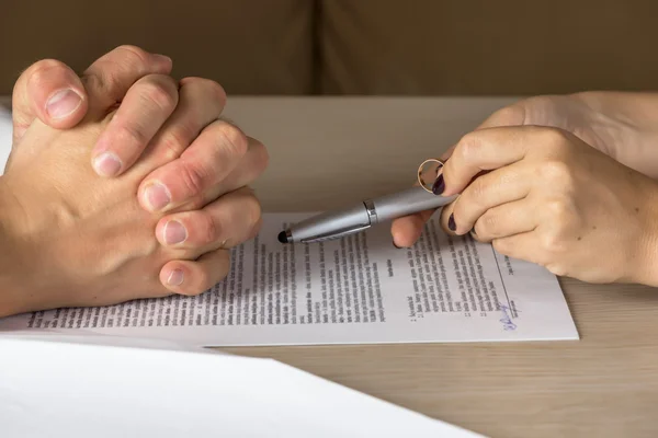 Esposa y esposo firmando documentos de divorcio, mujer regresando anillo de bodas —  Fotos de Stock