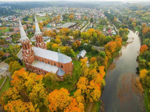 Anyksciai, Lituania: iglesia católica neogótica romana en otoño — Foto de Stock