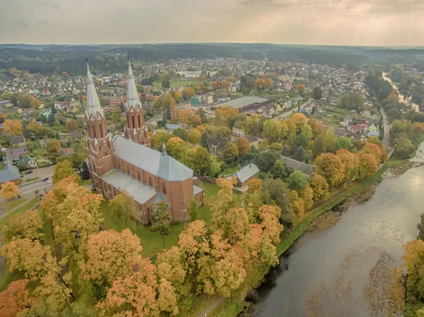 Anyksciai, Lituania: iglesia católica neogótica romana en otoño — Foto de Stock