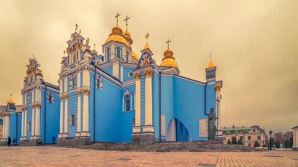 Kiev, Ucraina: Monastero e Cattedrale di San Michele a cupola d'oro — Foto Stock