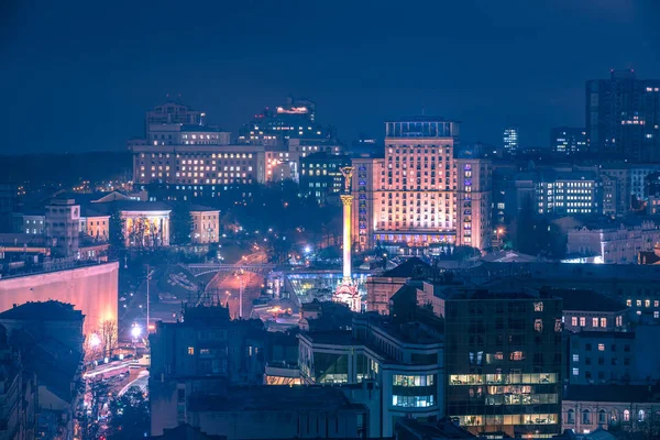 Kiev, Ucrania: vista aérea nocturna de Maidan Nezalezhnosti, Plaza de la Independencia —  Fotos de Stock