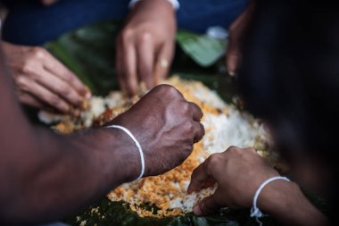 Sri Lanka: kendi elleriyle yemek aile üyeleri