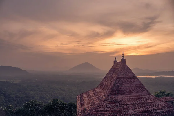 Sri Lanka: Templo de la cueva Dambulla y parque nacional — Foto de Stock