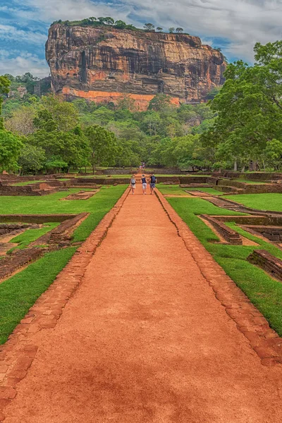 Sri Lanka: antigua fortaleza de Lion Rock en Sigiriya —  Fotos de Stock