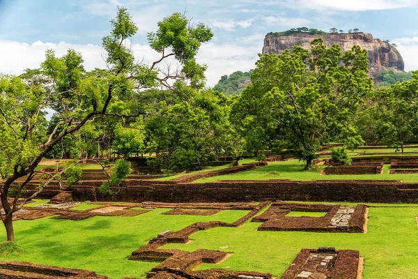 Sri Lanka: antigua fortaleza de Lion Rock en Sigiriya —  Fotos de Stock