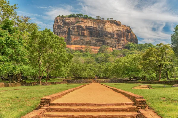 Sri Lanka: antigua fortaleza de Lion Rock en Sigiriya —  Fotos de Stock