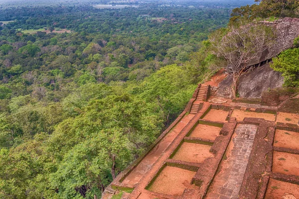 Sri Lanka: muinainen Lion Rock linnoitus Sigiriyassa — kuvapankkivalokuva