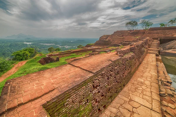 Sri Lanka: antigua fortaleza de Lion Rock en Sigiriya —  Fotos de Stock