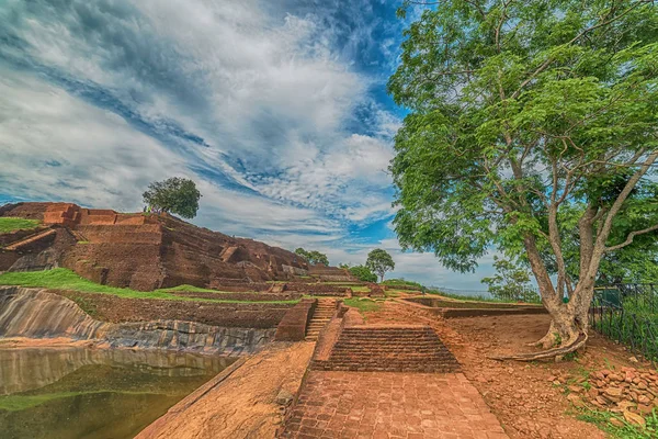 Sri Lanka: antigua fortaleza de Lion Rock en Sigiriya —  Fotos de Stock