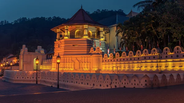 Kandy, Sri Lanka: Templo de los Dientes por la noche —  Fotos de Stock