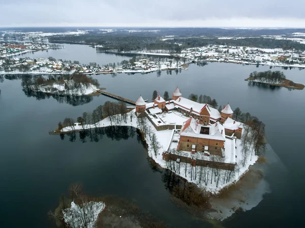 Trakai, Lituania: vista aerea dall'alto, posizione pianeggiante del castello dell'isola — Foto Stock