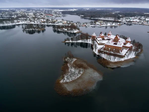 Trakai, Litva: letecký pohled shora, plochý píseň o Hildebrandovi ostrovní hrad — Stock fotografie