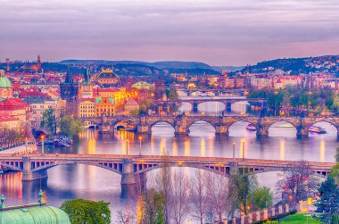 Prague, Çek Cumhuriyeti: Vltava Nehri geçen romantik köprüler