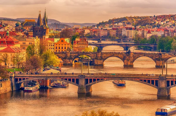 Prag, Tjeckien: romantiska broar som korsar floden Moldau — Stockfoto