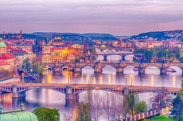 Praga, República Checa: puentes románticos que cruzan el río Moldava — Foto de Stock