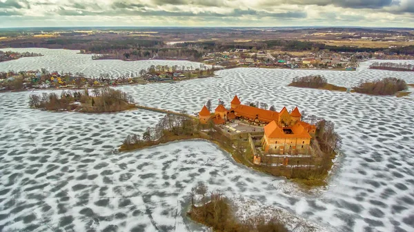 Trakai, Lituania: vista aerea invernale UAV vista dall'alto, posizione piatta del castello gotico dell'isola e della città di Trakai — Foto Stock